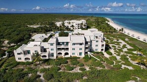 Ein großes Resort mit mehreren Gebäuden, einem Poolbereich und einem Strand.