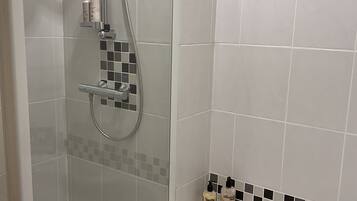 Haartrockner, Handtücher, Seife, Toilettenpapier
