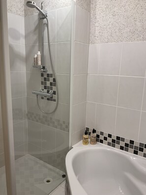 Haartrockner, Handtücher, Seife, Toilettenpapier