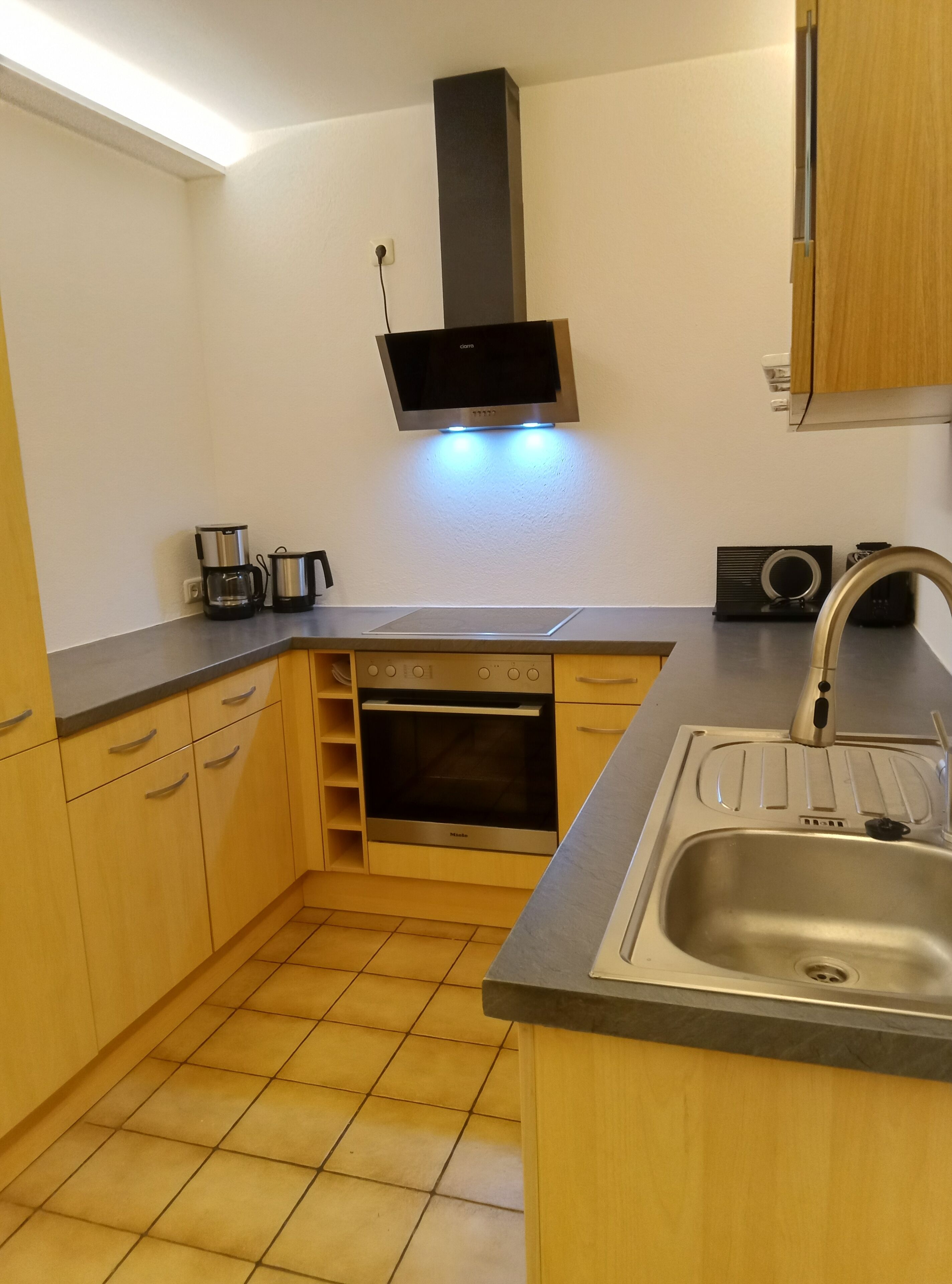 Réfrigérateur, micro-ondes, plaque de cuisson, lave-vaisselle