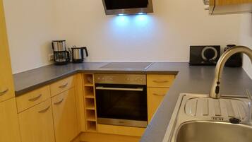 Réfrigérateur, micro-ondes, plaque de cuisson, lave-vaisselle