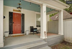 Exterior detail - The Colonial Truman Cottage Downtown! (Springfield)