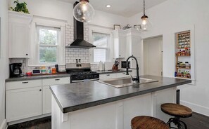 Private kitchen - The Colonial Truman Cottage Downtown! (Springfield)