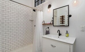 Shower, hair dryer, towels, soap - The Colonial Truman Cottage Downtown! (Springfield)
