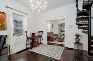 Living area - The Colonial Truman Cottage Downtown! (Springfield)