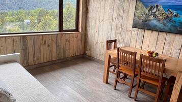 Deluxe Bungalow | Living area