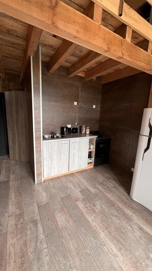 Bungalow Deluxe | Cucina privata | Frigorifero, forno, pentole/stoviglie/utensili