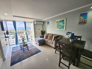 Smart TV - 2-bedroom apartment in Portmore with Security,AC ,beach front access and pool (Portmore)