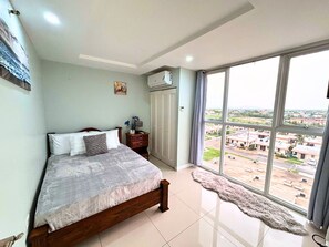 2 bedrooms, iron/ironing board, WiFi, wheelchair access - 2-bedroom apartment in Portmore with Security,AC ,beach front access and pool (Portmore)