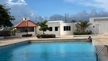 Utendørsbasseng og et oppvarmet basseng