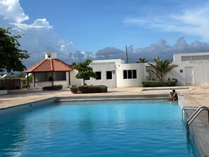 Utendørsbasseng og et oppvarmet basseng