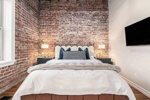 Travel cot, WiFi, bed sheets - Rare Omaha Brownstone Retreat! 2 Kings and Garage! (Omaha)