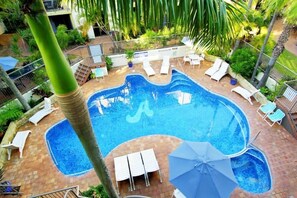 A heated pool - Burleigh Beach Escape • 50m to Sand • Newly Refurbished (Burleigh Heads)