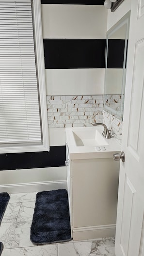 Towels, soap, shampoo, toilet paper - Fabulous 2-bedroom apartment in Lynn perfect for your getaway (Lynn)