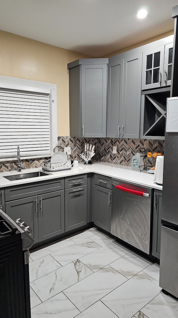 Fridge, microwave, oven, stovetop - Fabulous 2-bedroom apartment in Lynn perfect for your getaway (Lynn)