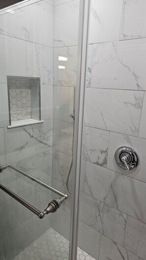 Towels, soap, shampoo, toilet paper - Fabulous 2-bedroom apartment in Lynn perfect for your getaway (Lynn)