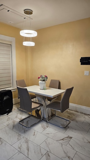 Dining - Fabulous 2-bedroom apartment in Lynn perfect for your getaway (Lynn)