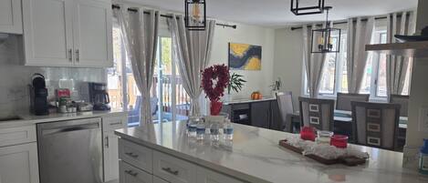 冰箱、微波炉、烤箱、炉灶