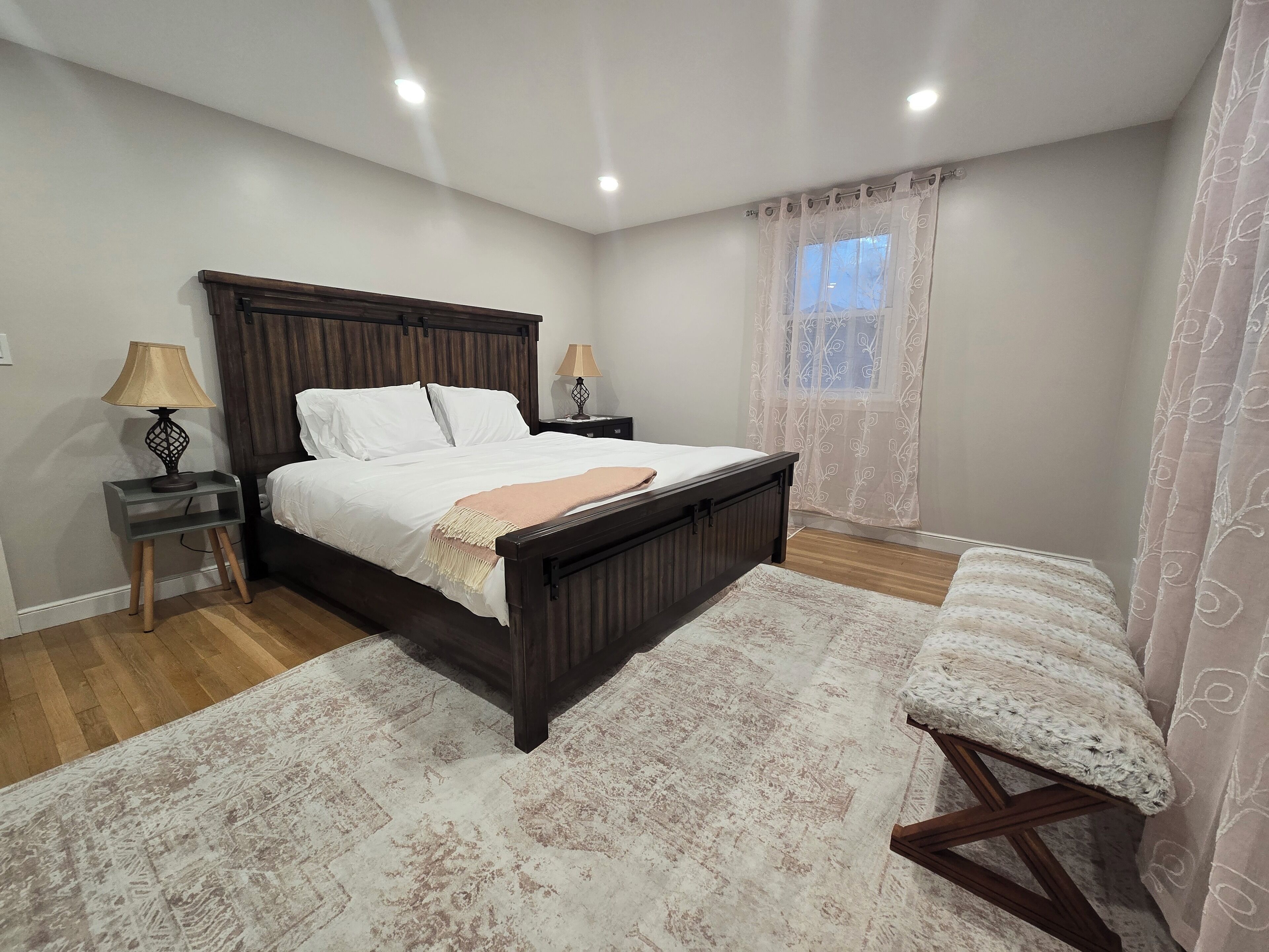 3 bedrooms, in-room safe, iron/ironing board, travel cot