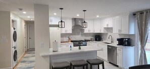 Jääkaappi, mikroaaltouuni, uuni, liesi