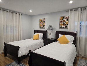 3 chambres, coffres-forts dans les chambres, fer et planche à repasser