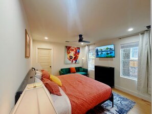 Tabla de planchar con plancha, wifi y ropa de cama 