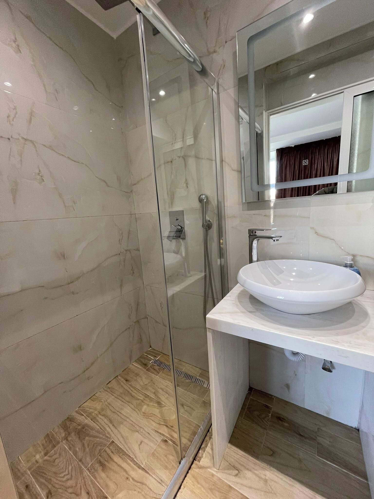 Douche, sèche-cheveux, serviettes fournies, savon