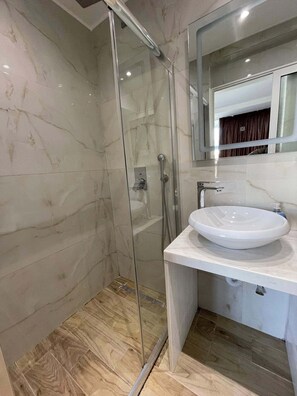 Douche, sèche-cheveux, serviettes fournies, savon