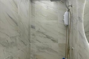 Shower, hair dryer, bidet, towels - Sofi's Stay, Cosy 3 bed house, 5 mins Walk to Leeds City Centre, (Wetroom, Pool) (Leeds)