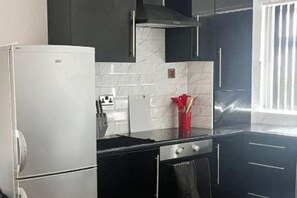 Private kitchen - Sofi's Stay, Cosy 3 bed house, 5 mins Walk to Leeds City Centre, (Wetroom, Pool) (Leeds)