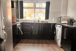 Private kitchen - Sofi's Stay, Cosy 3 bed house, 5 mins Walk to Leeds City Centre, (Wetroom, Pool) (Leeds)