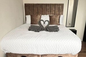 Iron/ironing board, WiFi, bed sheets - Sofi's Stay, Cosy 3 bed house, 5 mins Walk to Leeds City Centre, (Wetroom, Pool) (Leeds)