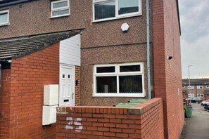 Exterior - Sofi's Stay, Cosy 3 bed house, 5 mins Walk to Leeds City Centre, (Wetroom, Pool) (Leeds)