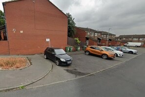 Property grounds - Sofi's Stay, Cosy 3 bed house, 5 mins Walk to Leeds City Centre, (Wetroom, Pool) (Leeds)