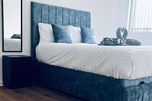 Iron/ironing board, WiFi, bed sheets - Sofi's Stay, Cosy 3 bed house, 5 mins Walk to Leeds City Centre, (Wetroom, Pool) (Leeds)