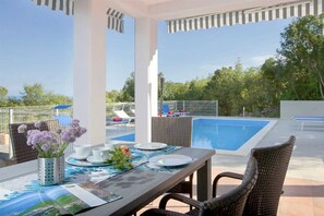 Outdoor dining - Villa Mirta an peaceful escape near beaches (Crni)