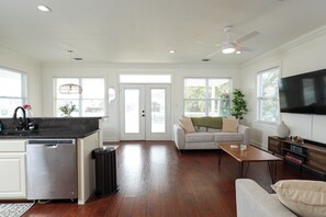 TV - Milo Beach House 3 beds + hot tub + walk to beach (Pass Christian)