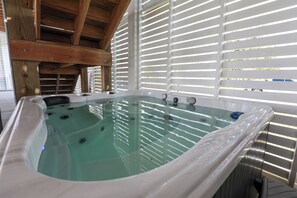 Indoor spa tub - Milo Beach House 3 beds + hot tub + walk to beach (Pass Christian)