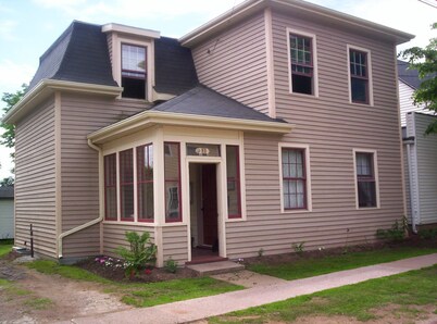 Riverview Heritage Award-Winning Downtown Duplex; pet-friendly, walkable