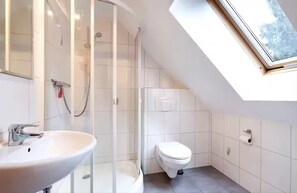Shower, towels, soap, toilet paper - Cozy vacation apartment in Zschonergrund (Dresden)