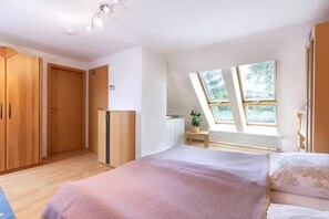 Schreibtisch, Reisekinderbett, kostenloses WLAN, Bettwäsche