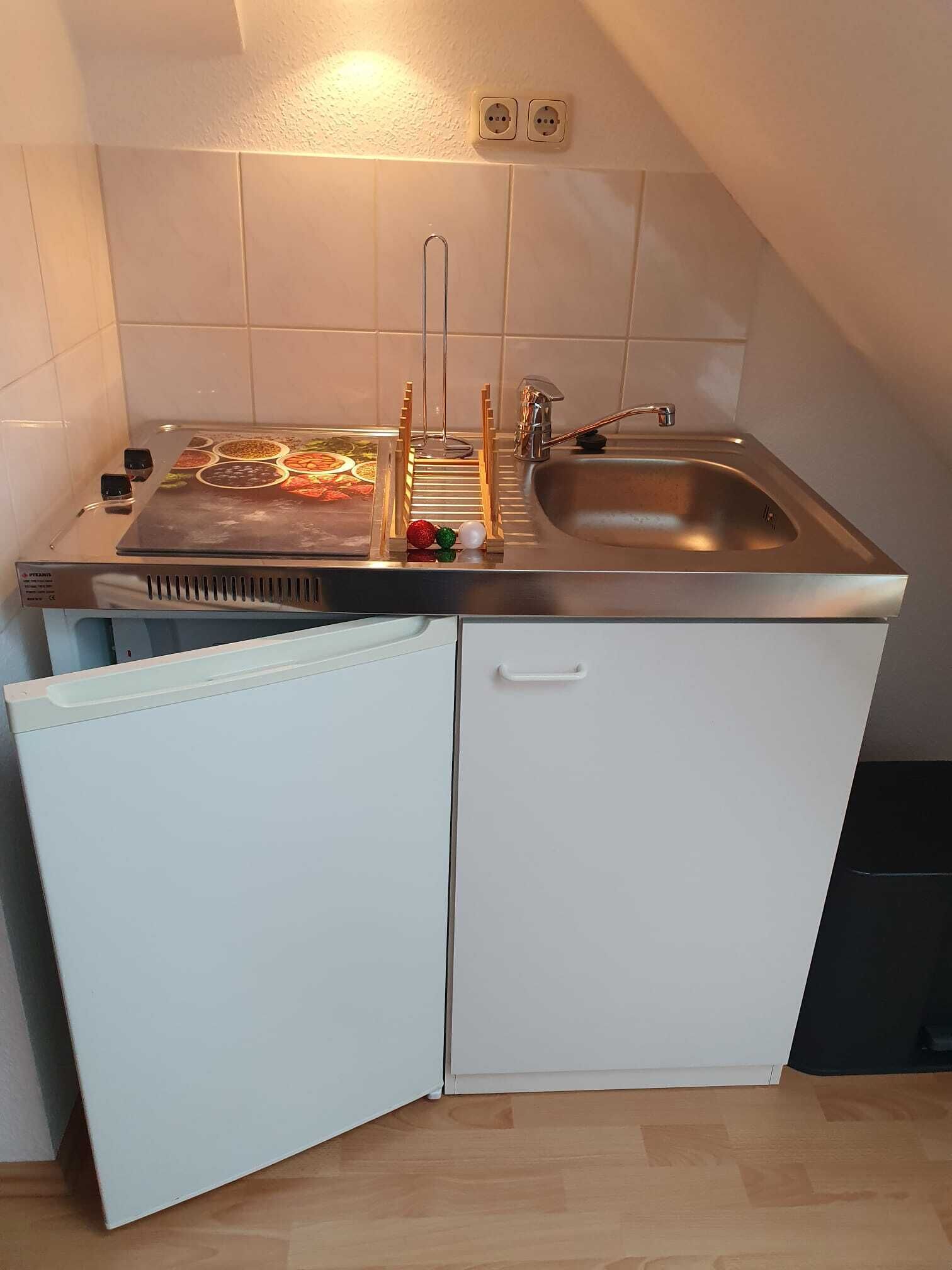 Réfrigérateur, plaque de cuisson, cafetière/bouilloire