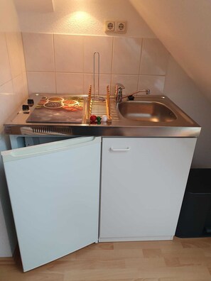 Kühlschrank, Herdplatte, Wasserkocher mit Kaffee-/Teezubehör