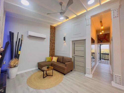 Modern 2BR King Suite • 5 Min to Baby Beach • Fast WiFi • Sleeps 4