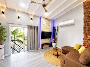 Smart TV, books, stereo - Modern 2BR King Suite • 5 Min to Baby Beach • Fast WiFi • Sleeps 4 (Ceru Colorado)