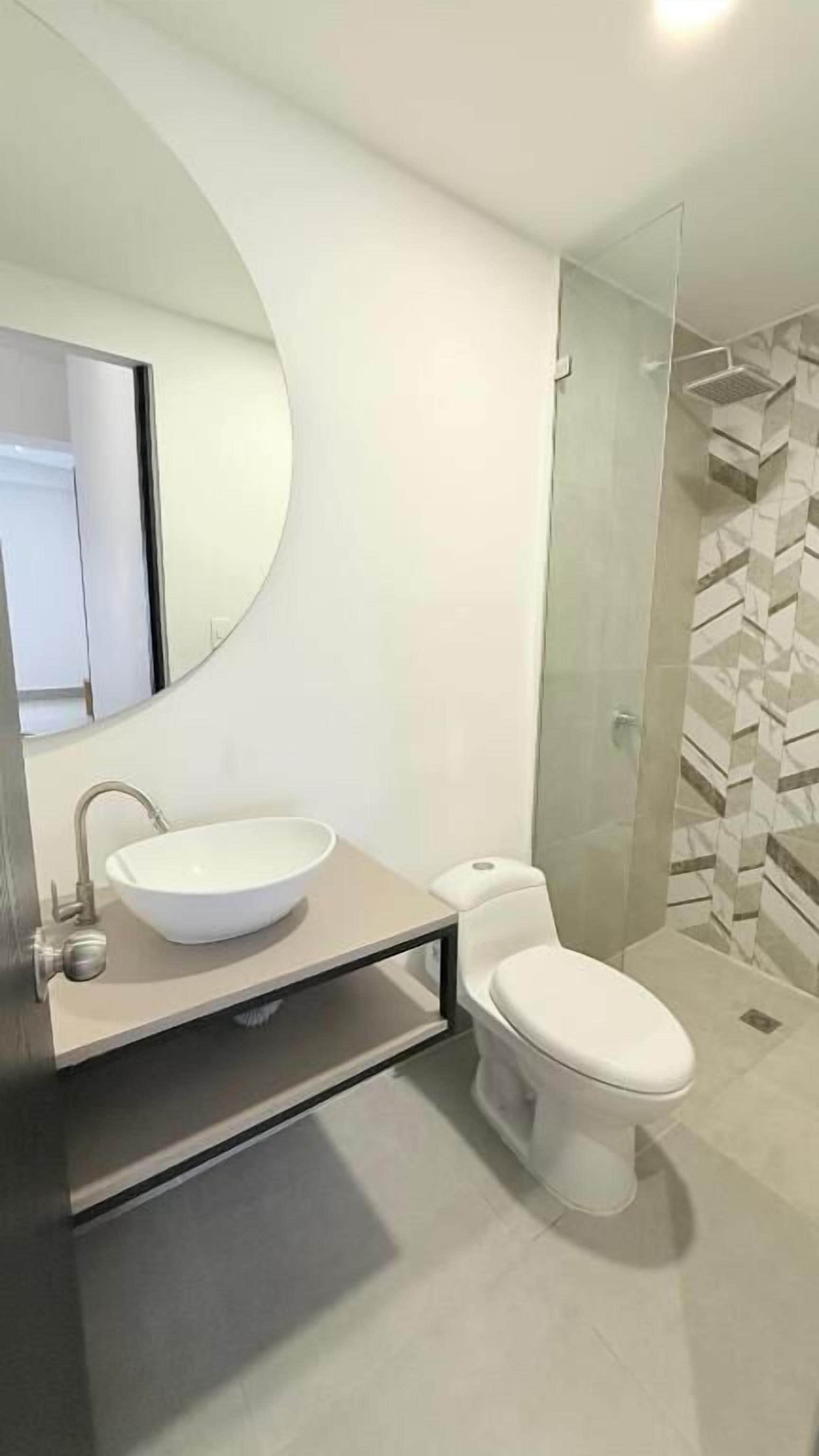 Habitación Deluxe | Baño | Toallas, jabón y papel higiénico