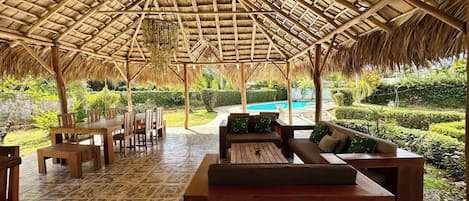 Villa, 4 habitaciones, para fumadores, alberca privada | Restaurante al aire libre