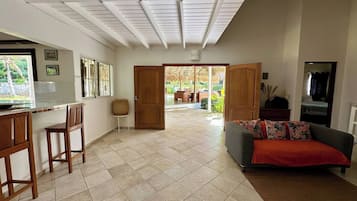 Villa, 4 habitaciones, para fumadores, alberca privada | Interior