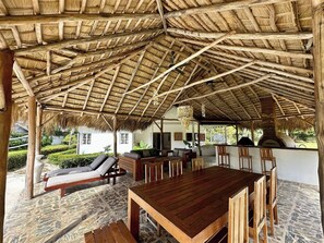 Villa, 4 Schlafzimmer, Raucher, eigener Pool | Speisen im Freien