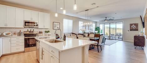 Réfrigérateur, micro-ondes, plaque de cuisson, lave-vaisselle